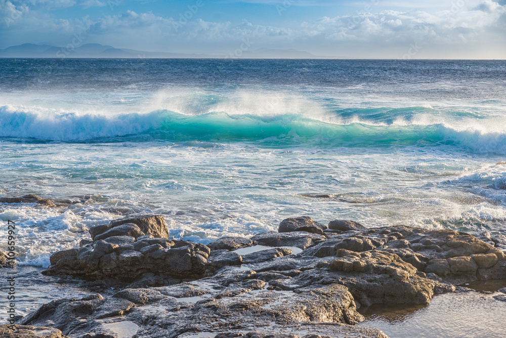 Obraz premium die Liebe zum Meer -schöne durchleuchtete Wellen des Atlantik auf Lanzarote 