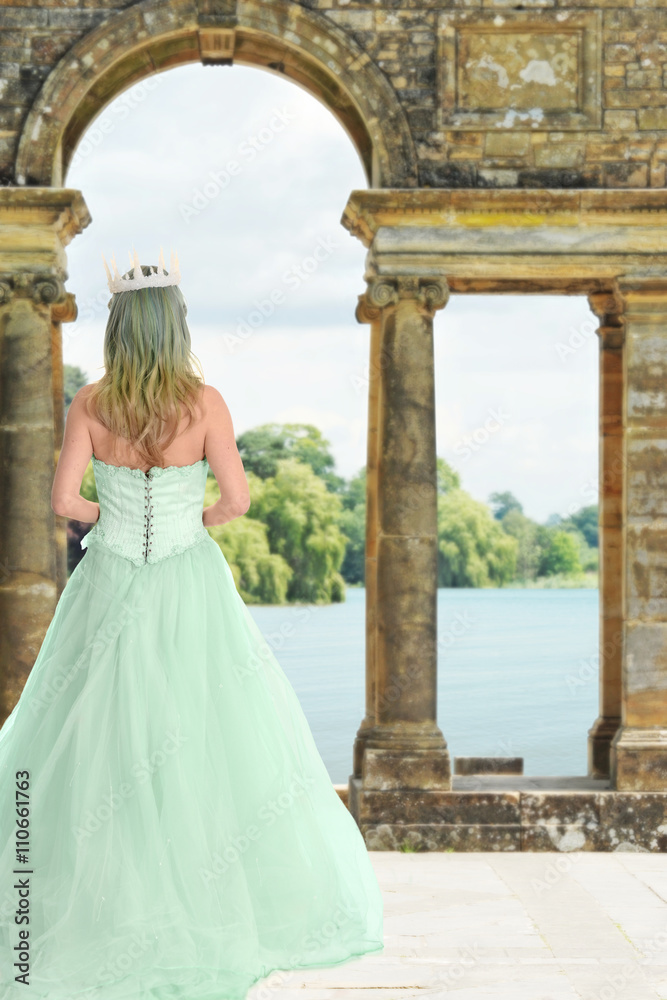 Obraz premium princess waiting by castle lake
