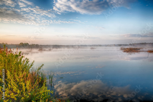 jezioro i niebo