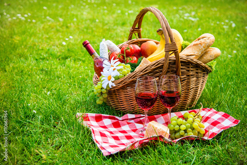 Obraz na plátně picnic setting on meadow