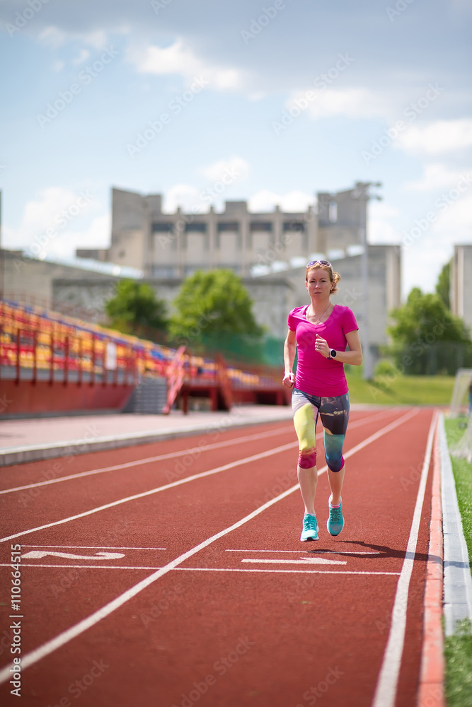 Obraz premium the girl is trained at the stadium
