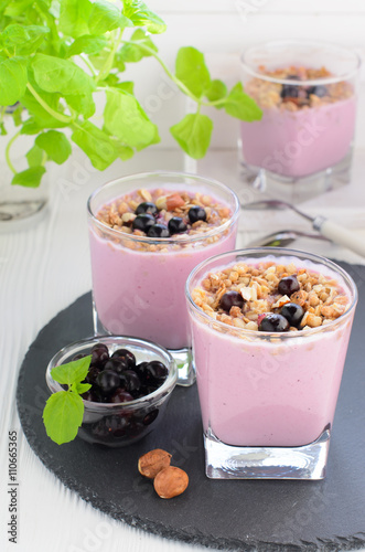 Berry smoothie with oat flakes, black currant