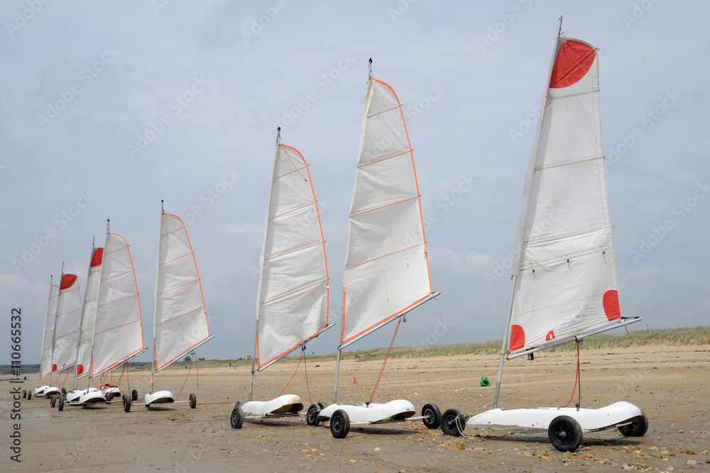 Chars à voile sur la plage de FortBloqué dans le Morbihan Stock Photo