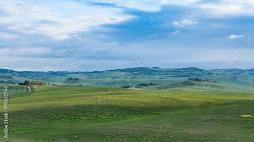 Landhaus in toskanische H  gellandschaft am Morgen