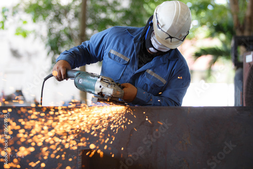 Surface preparation for welding by hand grinding
