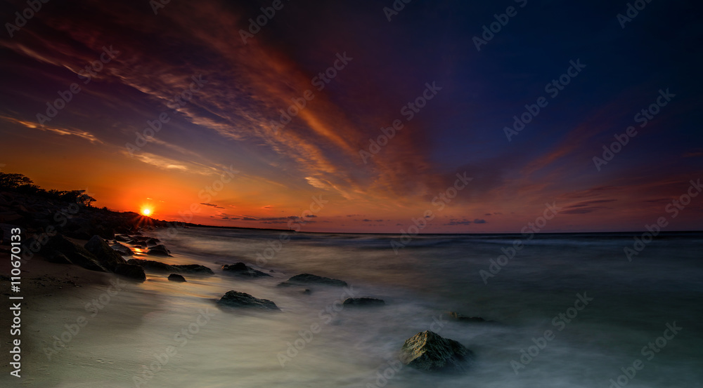Niesamowity zachód słońca nad morzem- panorama - obrazy, fototapety, plakaty 
