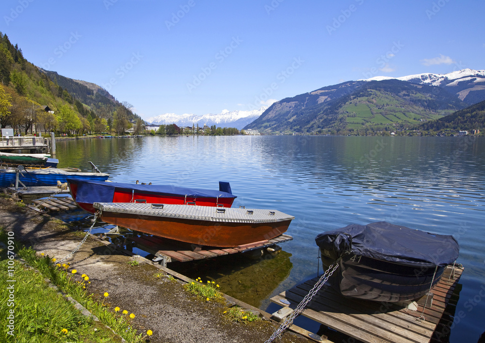 Boote am Zellersee im Frühling