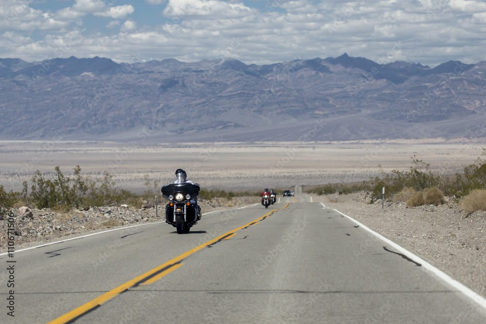 Fototapeta premium Motociclisti nella Death Valley - California, USA