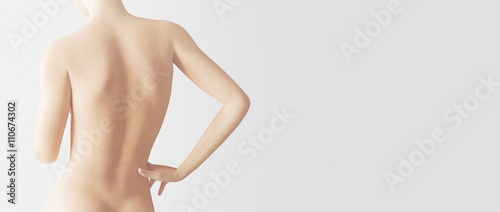 Corpo nudo di donna schiena spalle