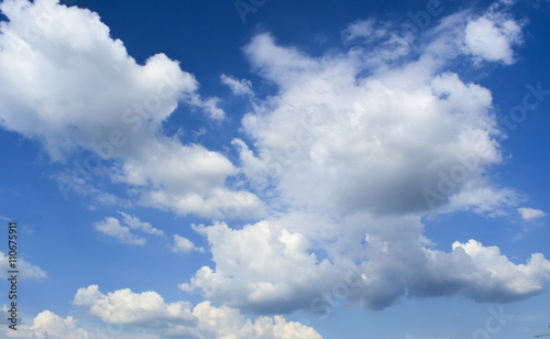 голубое небо с белыми облаками в солнечный день © valteru