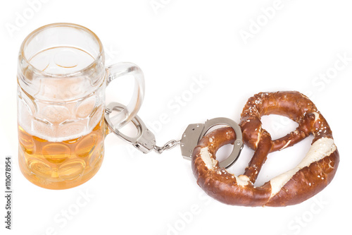 Brezel-Kette mit Handschellen an Bierkrug