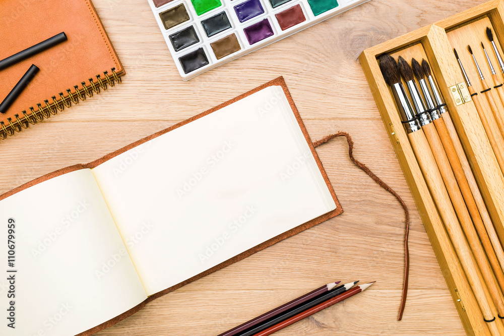 Obraz premium Desktop with notepad and paint