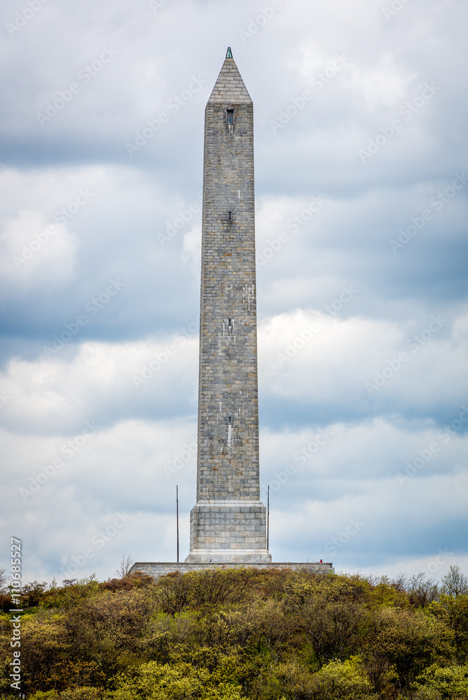 Obraz premium The War Veterans Memorial monument at High Point State Park, NJ, on a cloudy spring day