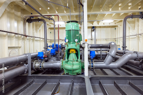 Quadro em tela Water pump installed on drill ship - Industrial zone.