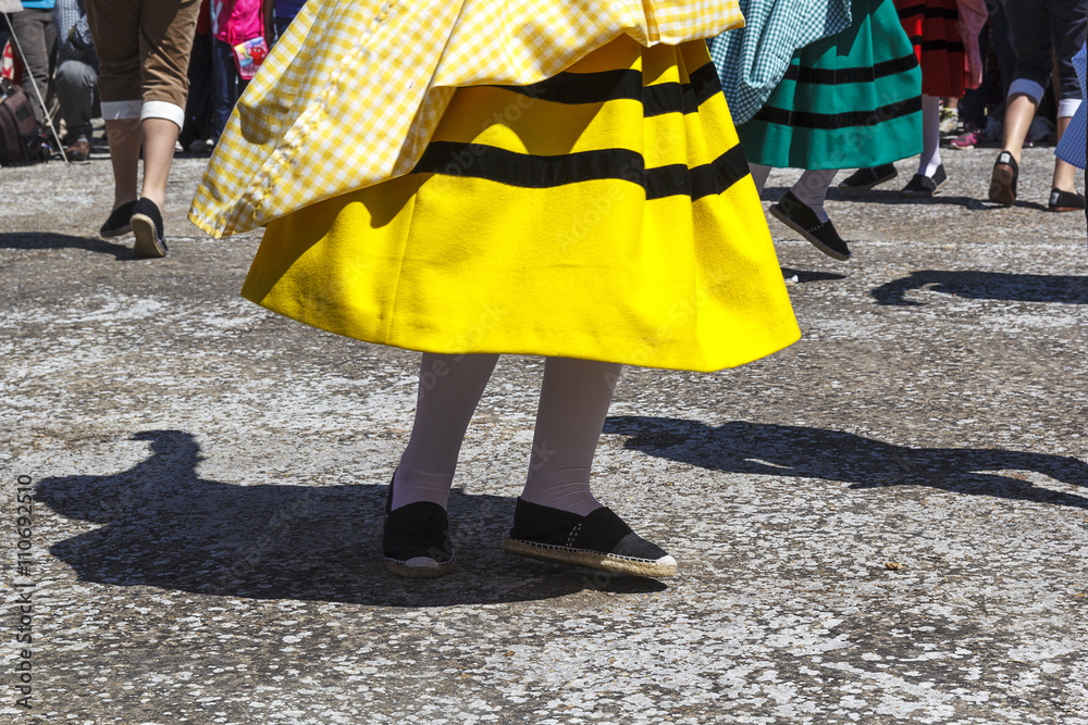 Me gusta Sillón Exponer Pies con alpargatas. Bailarines bailando en la calle. Baile tradicional  extremeño. Vestimenta tradicional. Stock Photo | Adobe Stock