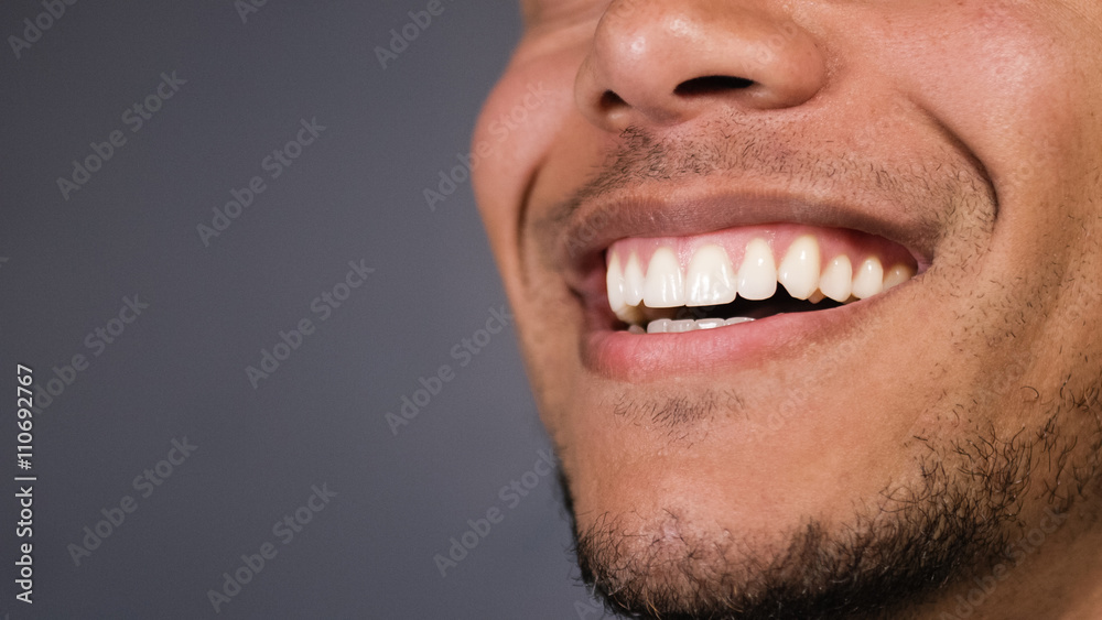 Obraz premium Zdrowe zęby mężczyzny, który uśmiecha się do czegoś, miejsce na tekst