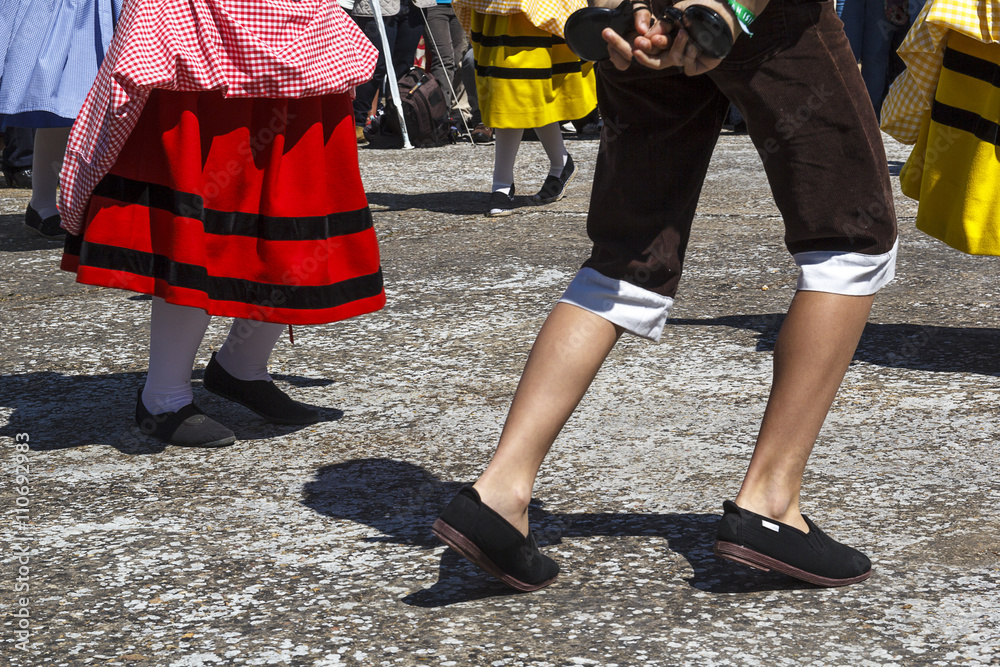 Pies con alpargatas. Bailarines bailando en la calle. Baile tradicional  extremeño. Vestimenta tradicional. foto de Stock | Adobe Stock