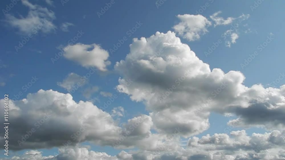 Zeitrafferaufnahme von hellen und sehr dunklen Wolken, die über den blauen Himmel ziehen