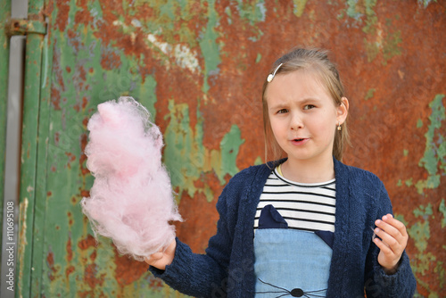 petite fille mangeant Barbe à papa photo