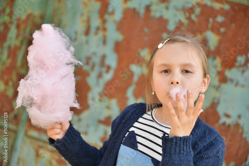 petite fille mangeant Barbe à papa photo