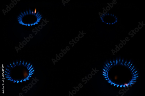 горение газа в темноте на газовой плите