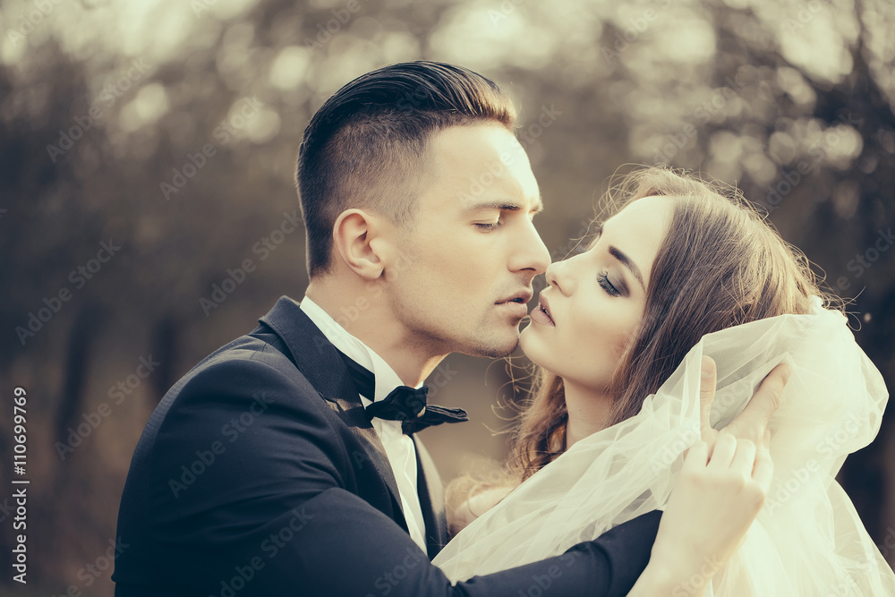 Fototapeta premium Kissing wedding couple