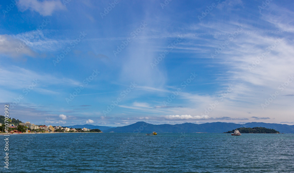 Mar, costa e ilha.