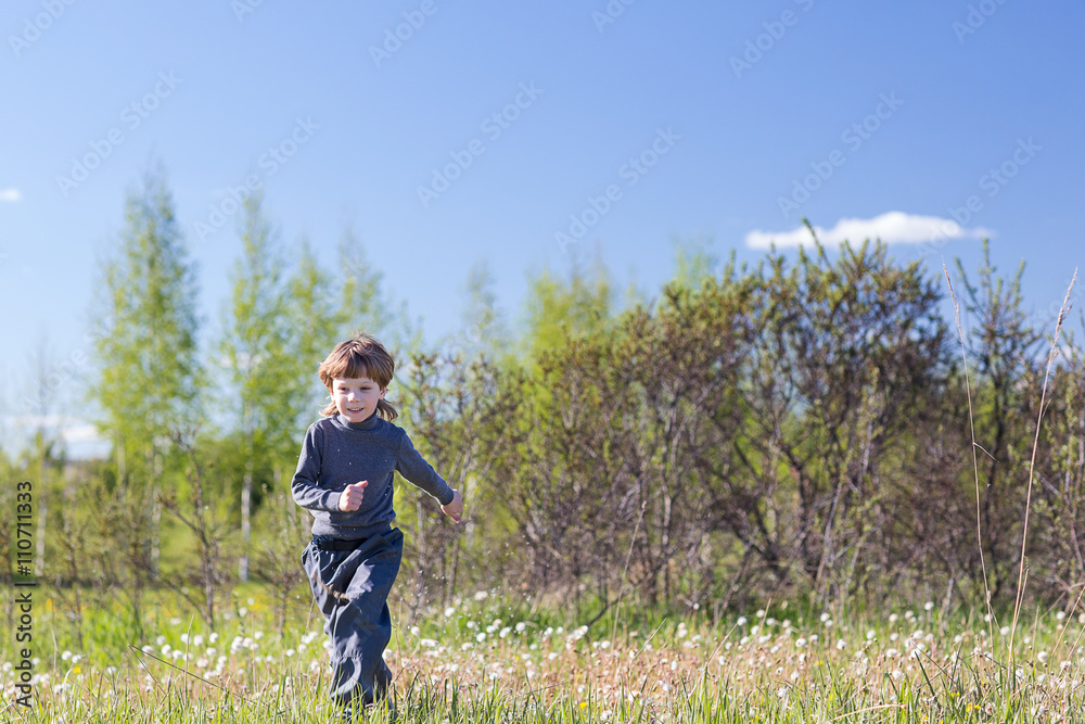 Naklejka premium boy running in the park