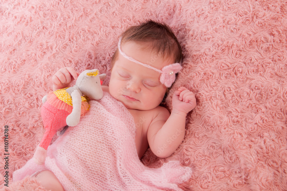 bébé fille endormi Stock Photo | Adobe Stock