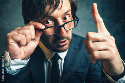 Foto Angry tax inspector looking serious, finger threatening
