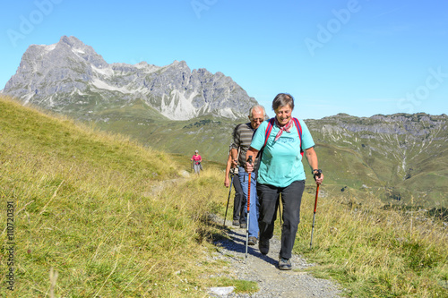 gutgelaunte Senioren beim Wandern in den Bergen