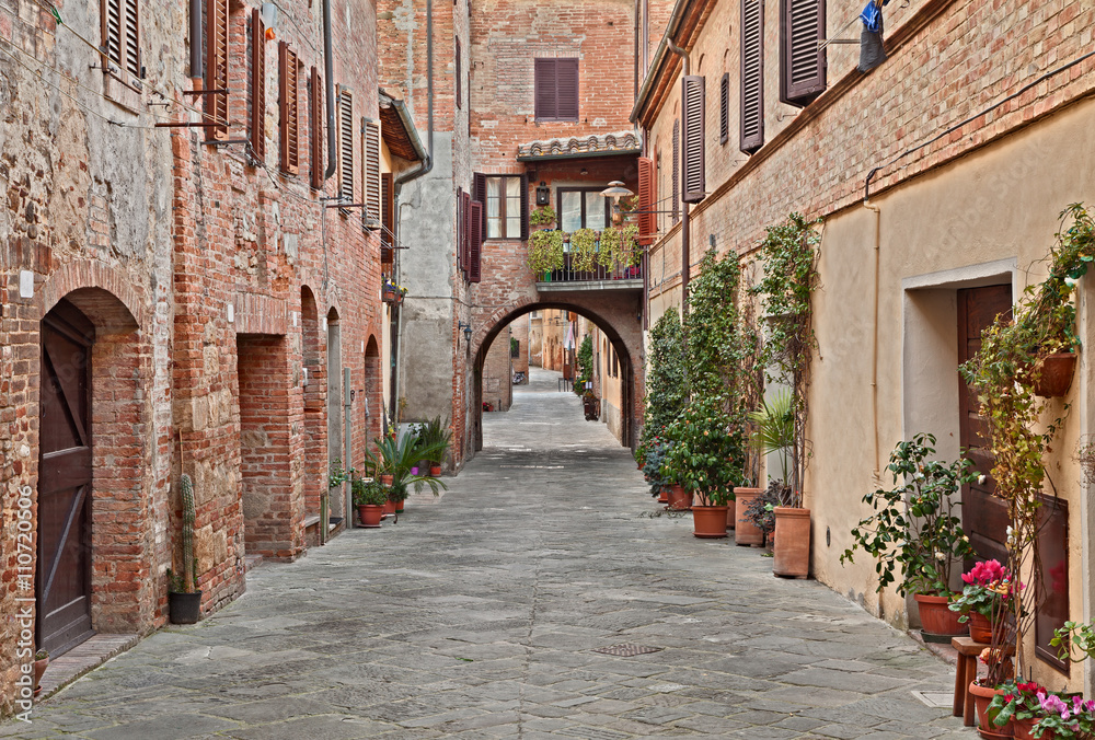 Fototapeta ulica we wsi Buonconvento, Siena, Toskania, Włochy