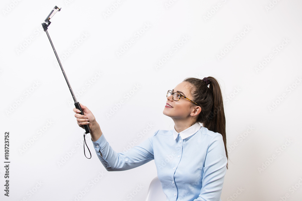 Dziewczyna robiąca sobie selfie z wysokości