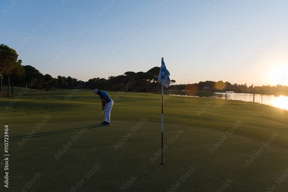 Obraz premium golfer hitting ball to hole