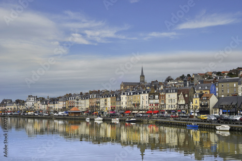Trouville -sur-Mer (14360) et son reflet sur La Touques depuis le quai de La Touque , département du Calvados en région Normandie, France
