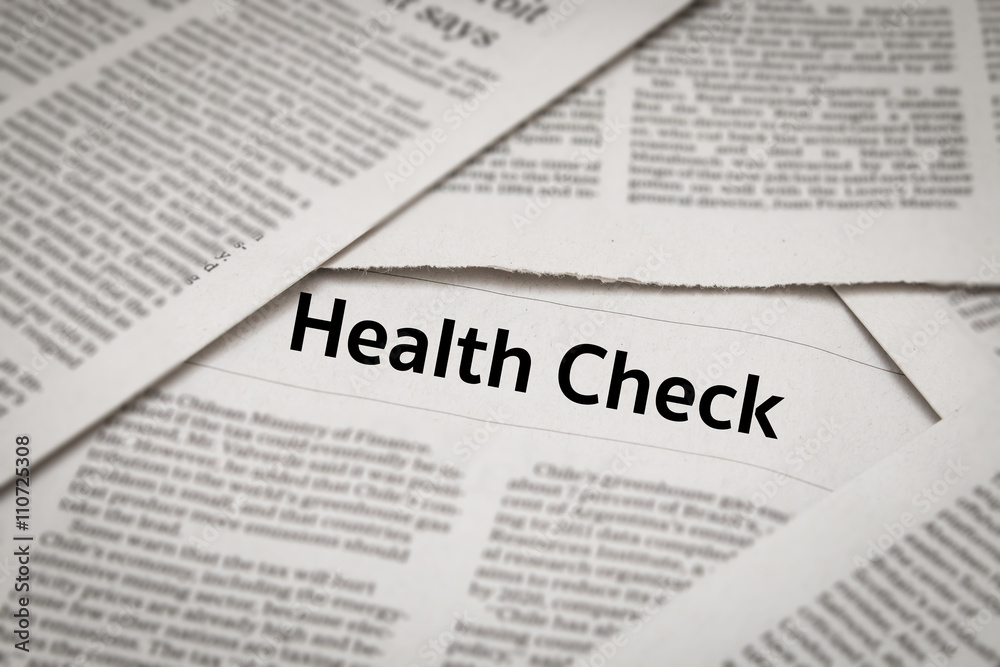 Obraz premium health check headline on newspaper