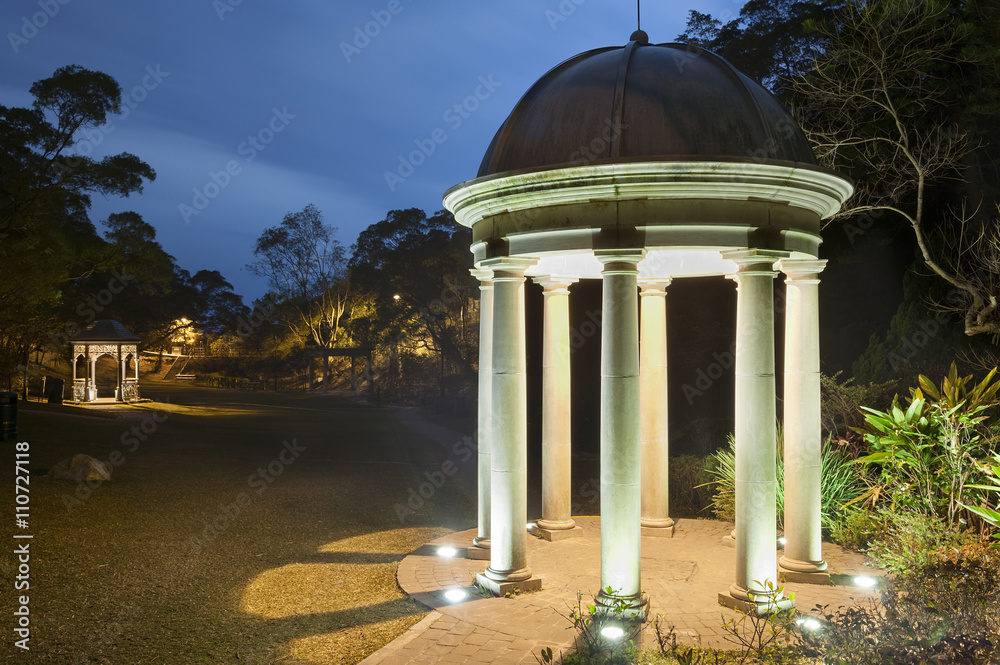 Obraz premium pavilion in park at night