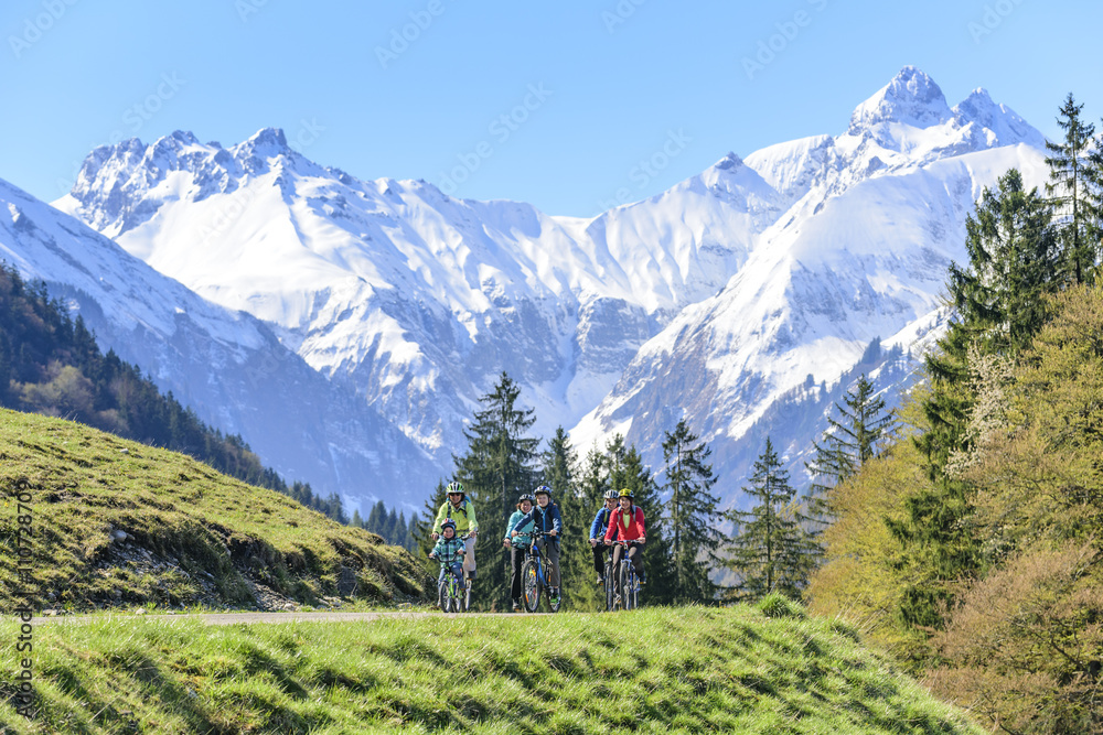 Fototapeta premium herrlicher Tag im Allgäu für eine Radtour