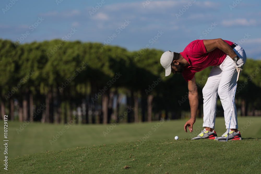 Obraz premium golf player hitting long shot