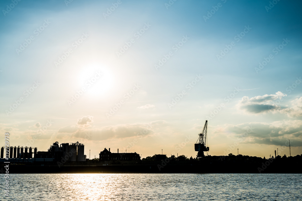 Hafenanlage am Rhein bei Sonnenuntergang