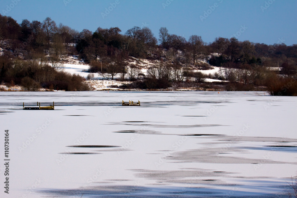 Φωτογραφία Snow laying on the ice at Weir Wood Reservoir near East Grinstead