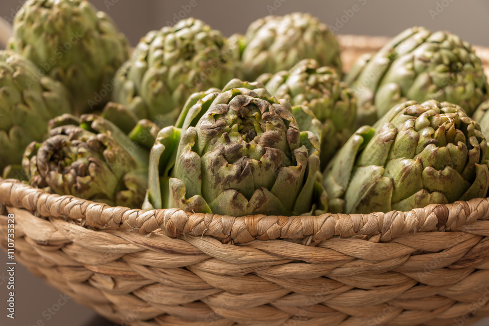Obraz premium Artichokes in a basket