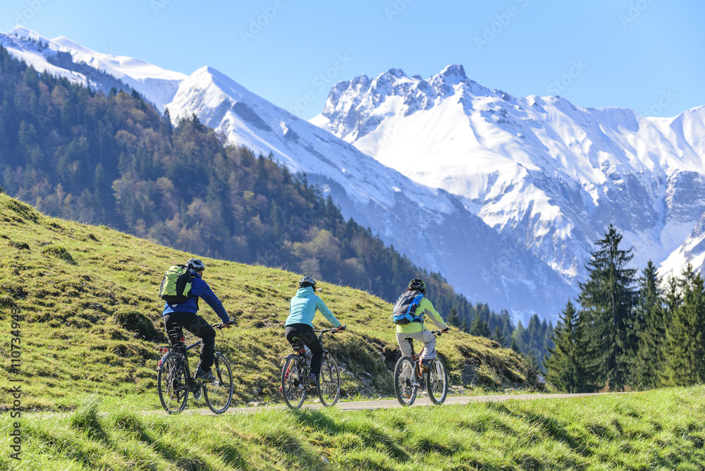 Drei Radfahrer vor traumhafter Bergkulisse