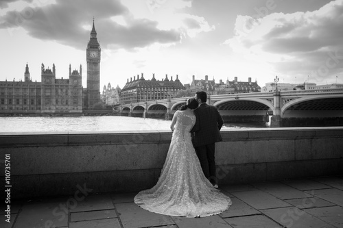Canvas Print Bride and groom at Westminster bridge in London, England