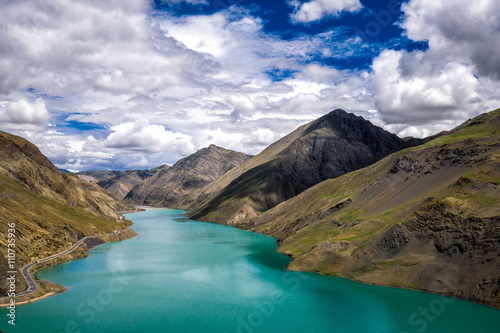 Turquoise Yamdrok Lake in Tibet, China © vladimirzhoga
