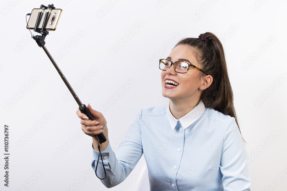 Dziewczyna roześmiana do zdjęcia selfie ze smartfonem Dziewczyna roześmiana do zdjęcia selfie ze smartfonem