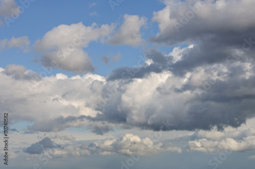 helle und bedrohlich wirkende, dunkle Wolken