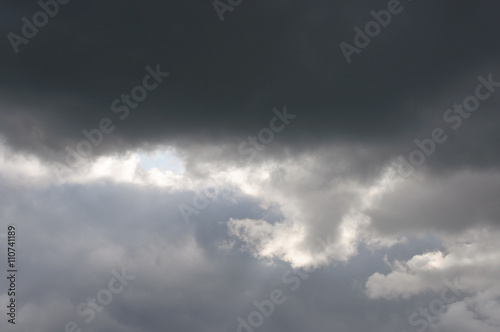 helle und bedrohlich wirkende, dunkle Wolken