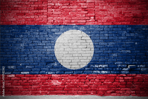 Ziegelsteinmauer mit Flagge Laos