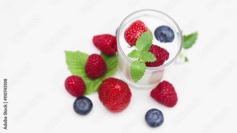 Naturjogurt  mit Frische Beeren  Freigestellt auf Weißen Hintergrund im Tageslicht
